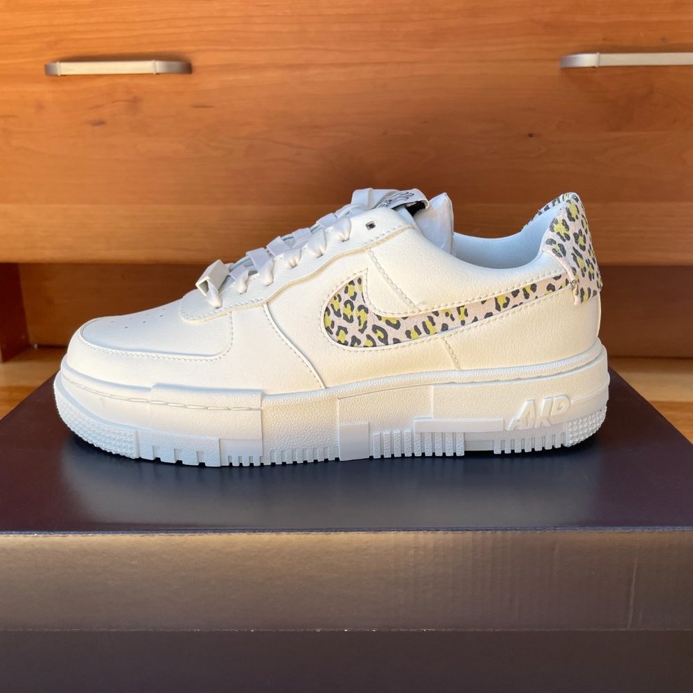 Last Pair!!!!Nike Air Force 1 Pixel SE Sneaker from NIKE - Picture 1 of 10